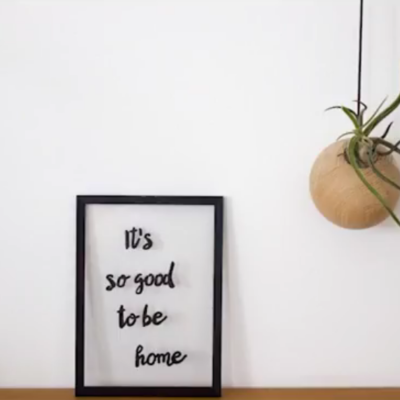 Un cadre reversible avec une belle citation DIY qui indique "It's so good to be home"