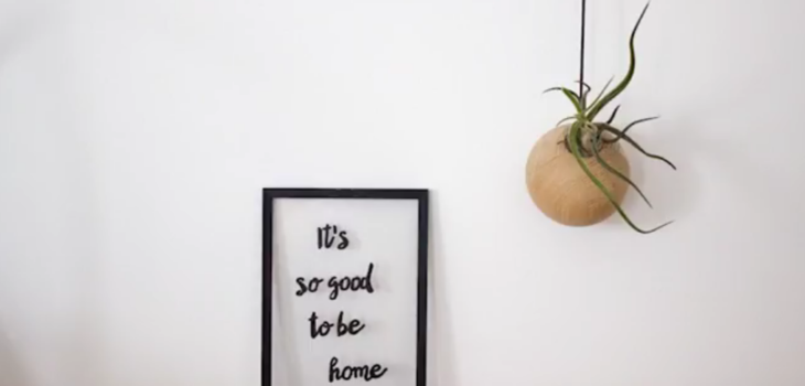 Un cadre reversible avec une belle citation DIY qui indique "It's so good to be home"